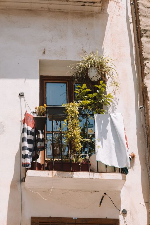 How to Build a Basic Capsule Wardrobe for Everyday Style